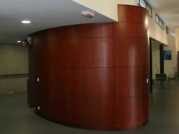 L'habillage courbe et harmonieuxDans le hall d'acc